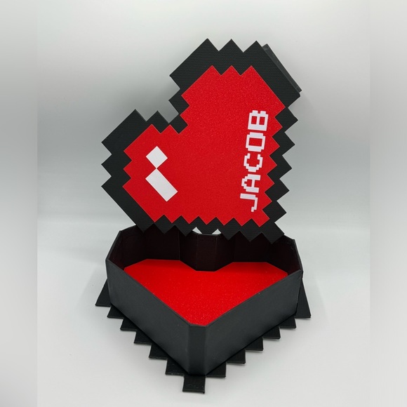 Pixelated heart-shaped box customized with magnetic side closure. - Picture 5 of 12